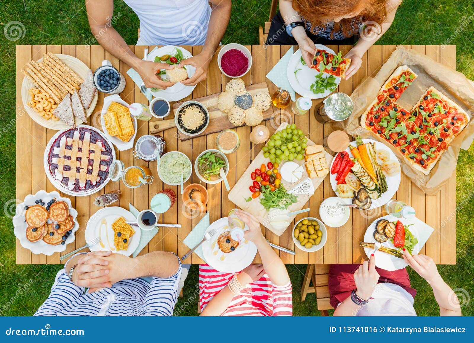 Leute Die Italienisches Abendessen Essen Stockfoto Bild Von Italienisches Essen