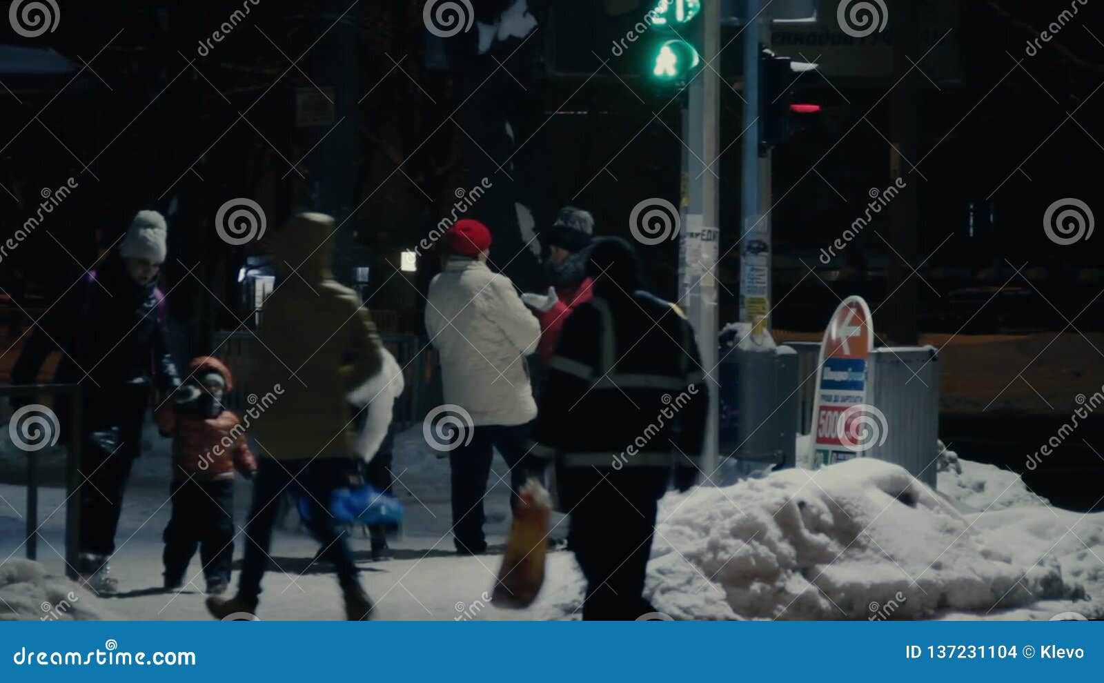 Leute Kreuzen Die Nachtstraße Durch Fußgängerübergang Zu Einem