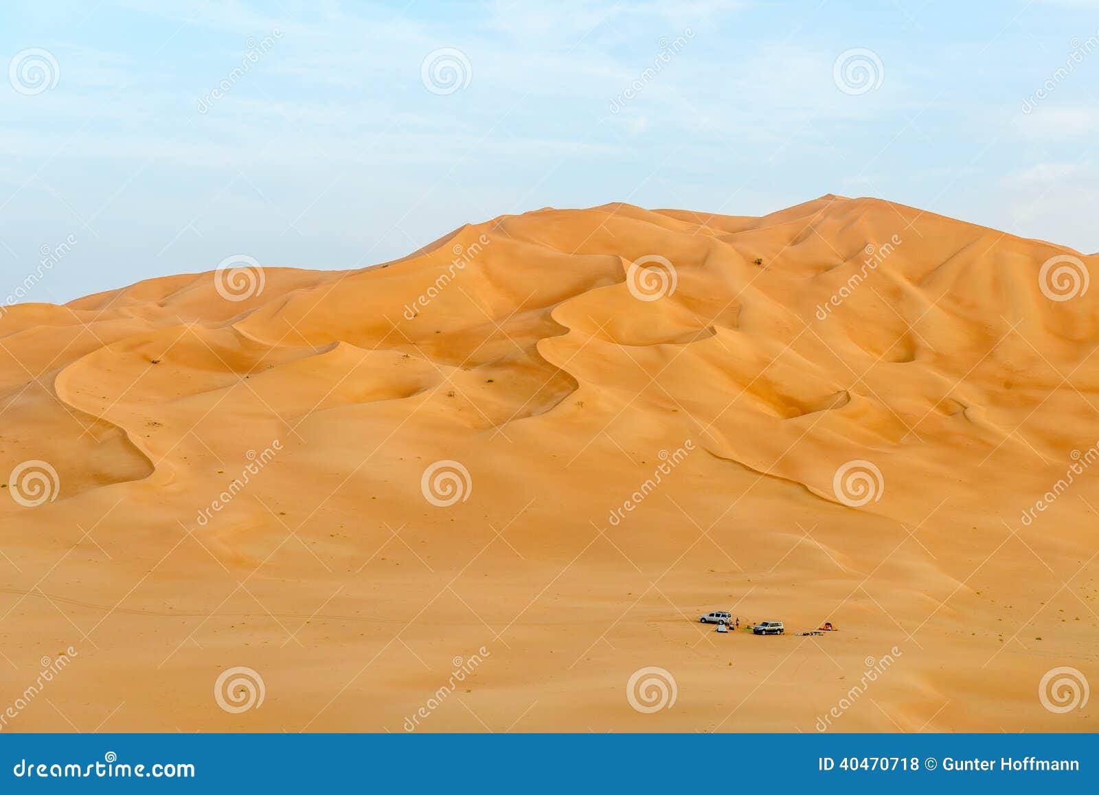 Leute mit Zelten und Autos unter Dünen im Unebenheitsal-c$khali verlassen (O. Leute mit Zelten und Autos unter Dünen im Unebenheitsal-c$khali verlassen, Dhofar-Region (Oman)