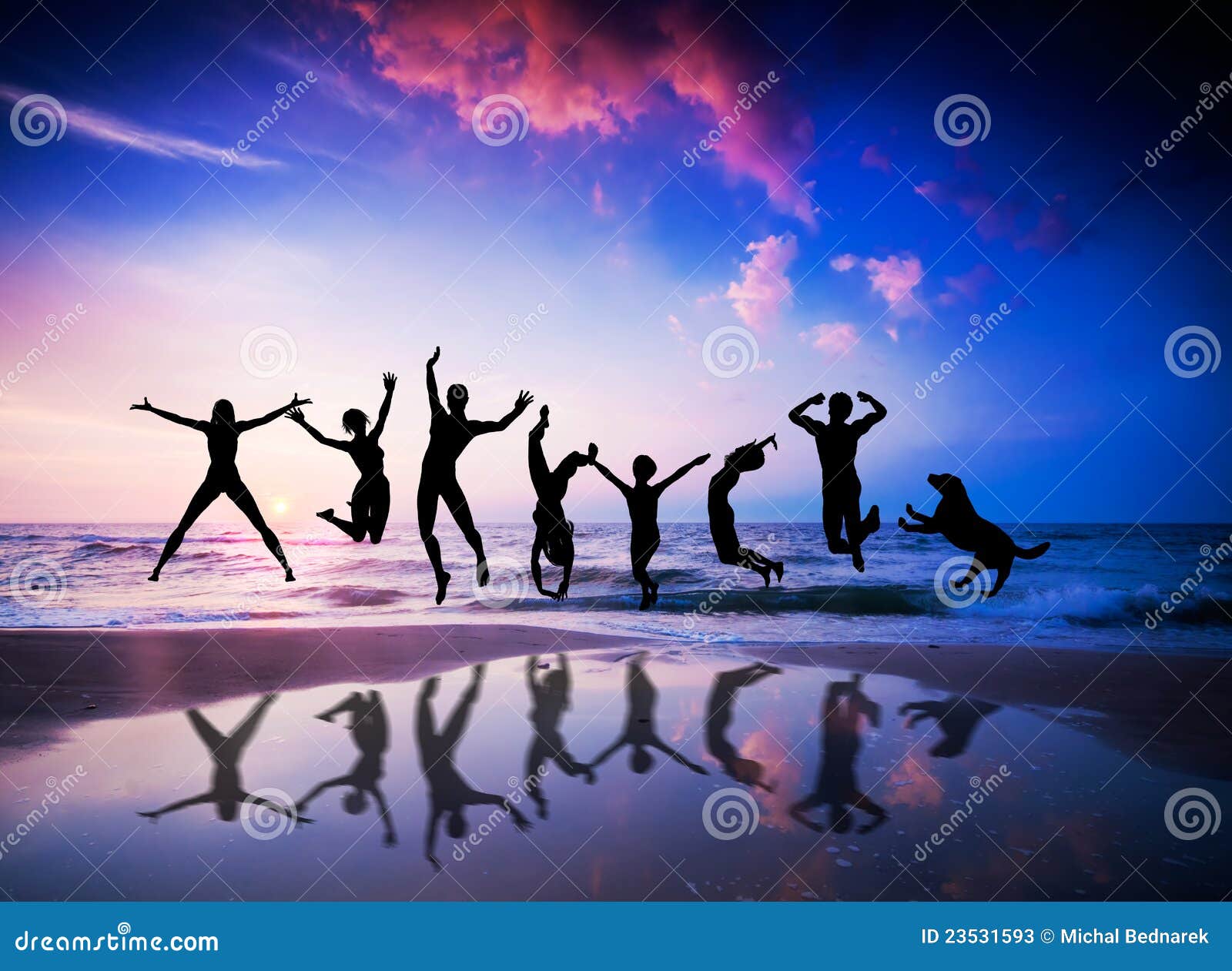 Leute Und Hund, Die Auf Strand Springen Stockbild Bild von glücklich