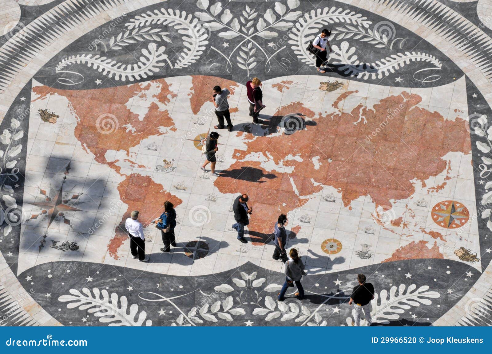 Leute Auf Weltkarte, Belem, Lissabon Redaktionelles Bild ...