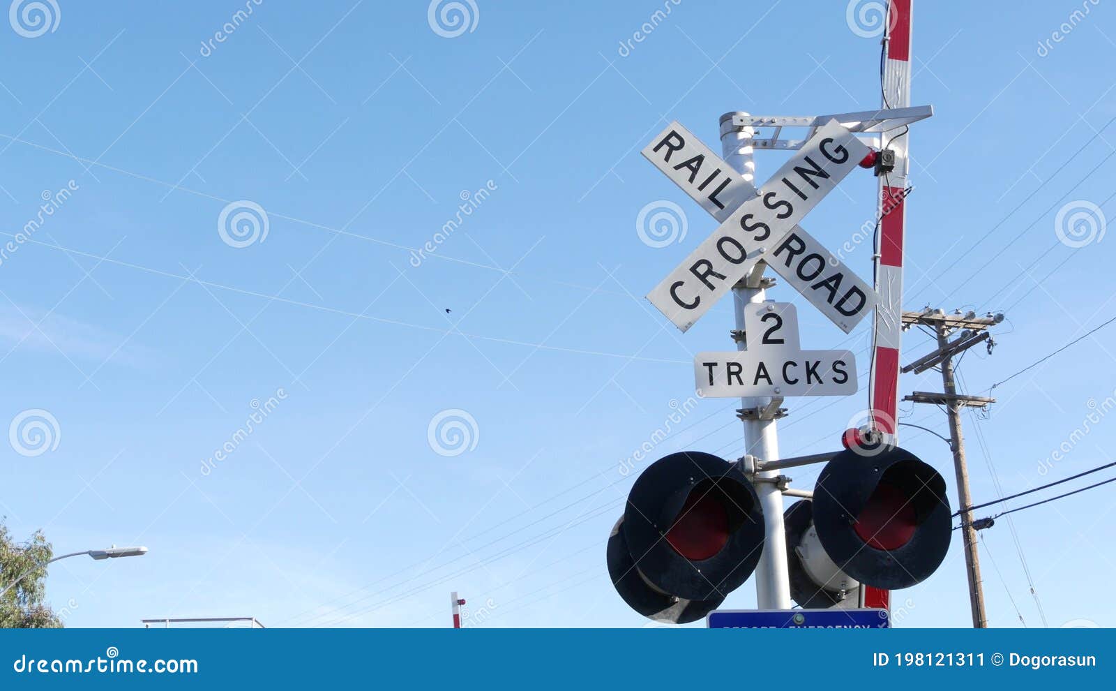 Level Crossing Warning Signal In Usa Crossbuck Notice And Red Traffic Light On Rail Road Intersection In California Railway Stock Illustration Illustration Of Blinking Notification