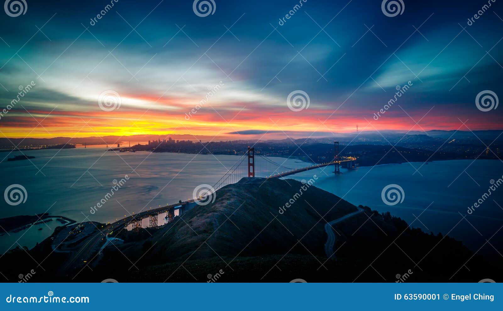 Lever De Soleil à Golden Gate Bridge Et à La Ville De San