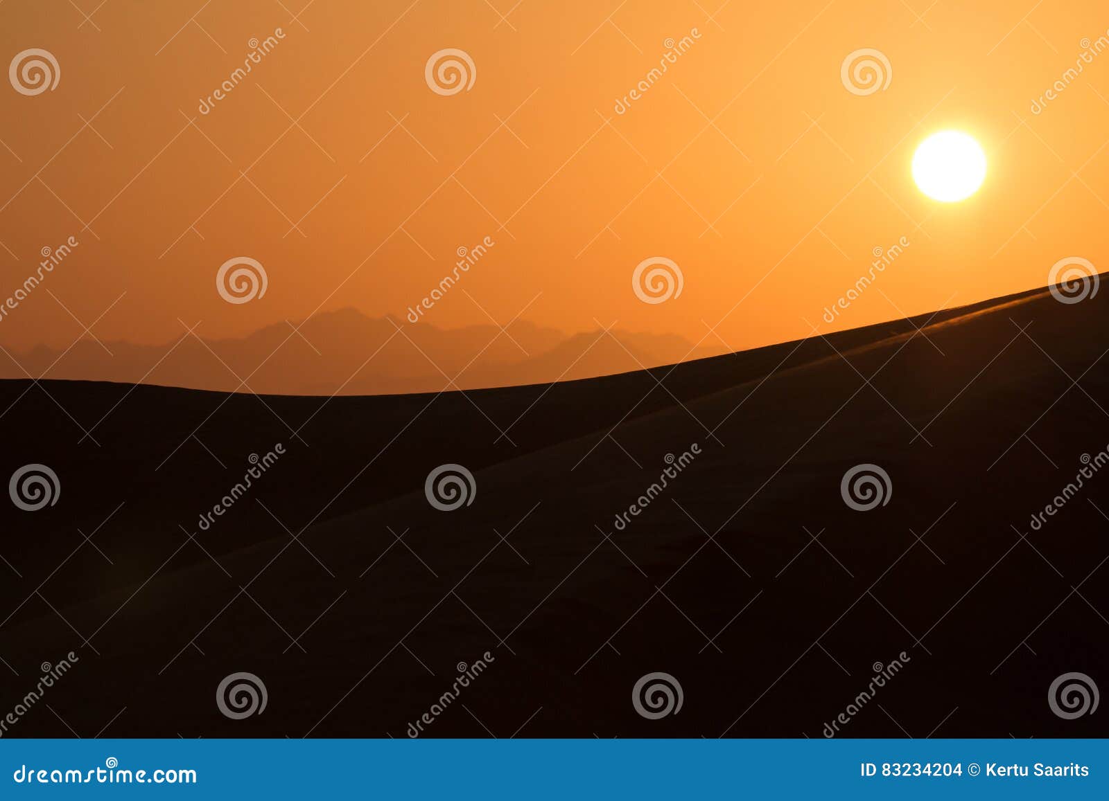 Lever De Soleil Chaud Dans Les Dunes De Désert De Dubaï