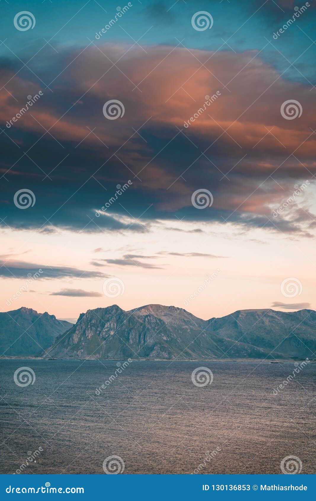 Lever De Soleil Et Coucher Du Soleil Chez Henningsvaer Au