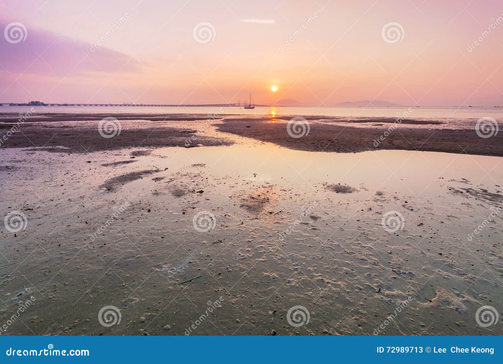 Lever De Soleil Et Coucher Du Soleil Flous Dans Le Pont