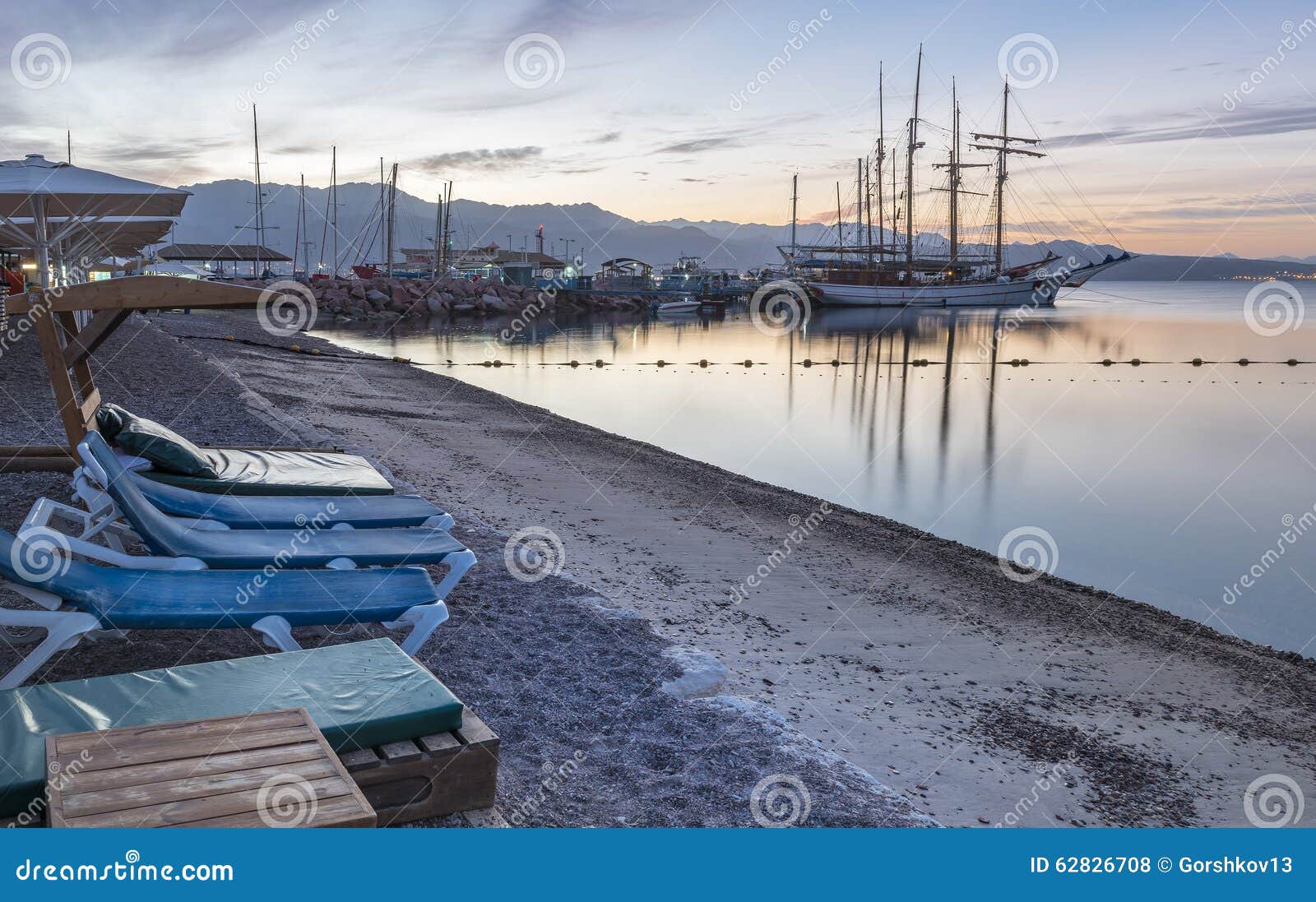 Lever de soleil à la plage du nord d'Eilat. Eilat est une ville israélienne célèbre avec de belles plages et hôtels de tourisme emballés avec des milliers de vacances et de touristes de détente de partout dans le monde