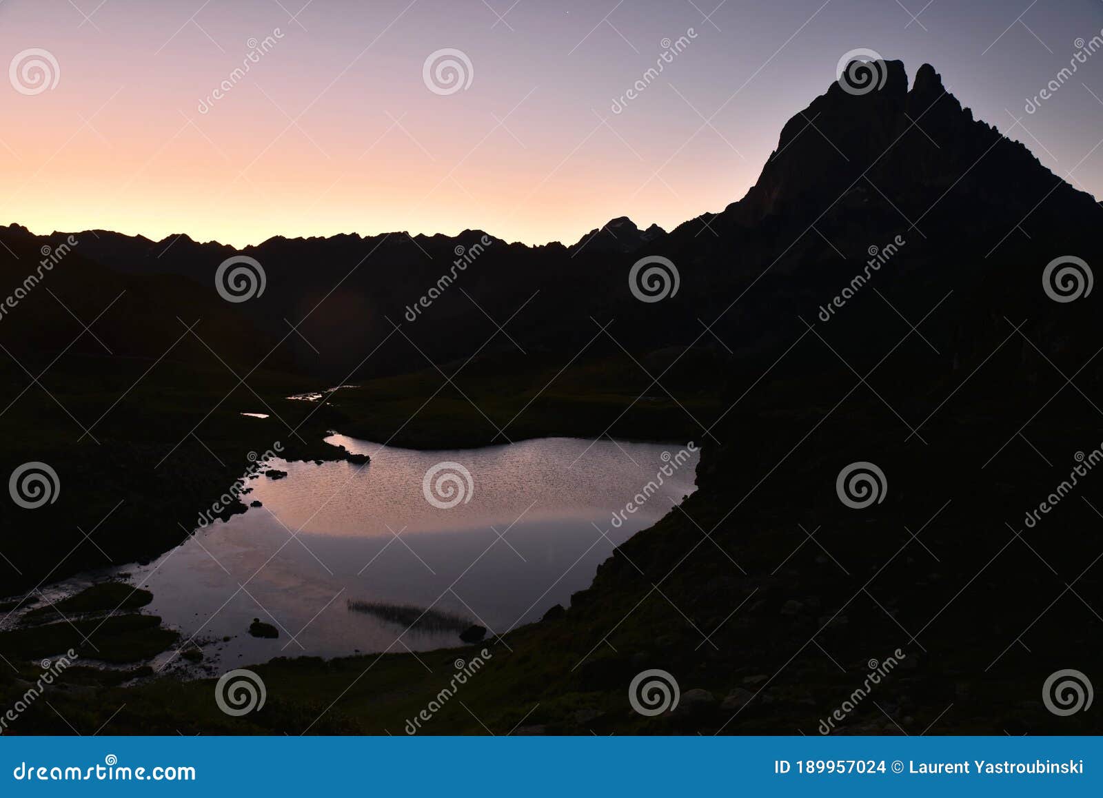 lever du soleil sur les montagnes franÃÂ§aises des pyrÃÂ©nÃÂ©es