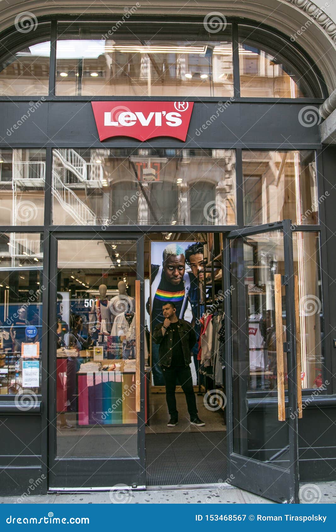 Levi`s store in SoHo editorial photography. Image of entrance - 153468567