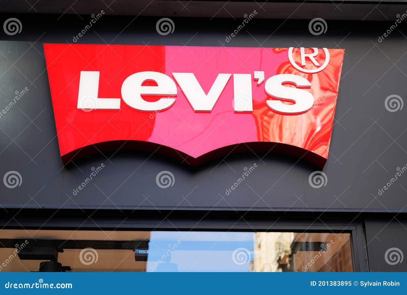 Levis Teksteken En Rood Logo Voorzijde Jeans Winkelen Modeboutique Van Het Merk Kleding Redactionele Afbeelding Image of bedrijf, kleren: 201383895