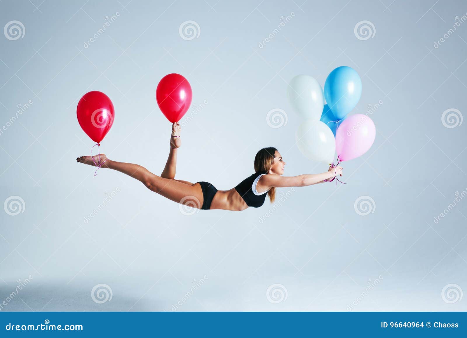 Девушка на шаре 18. Девушка летит на воздушных шарах. Девушка с шариками. Девушка с шариком в руке. Левитация с шарами.