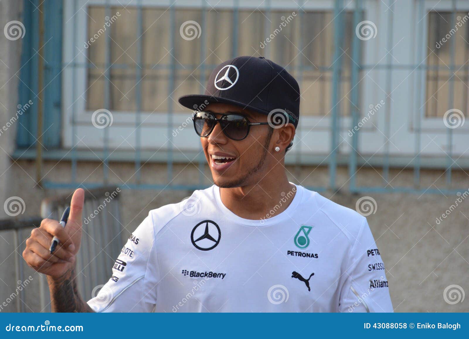 F1 el conductor Lewis Hamilton dio autógrafos el 27 de julio de 2014 en Budapest, Hungría