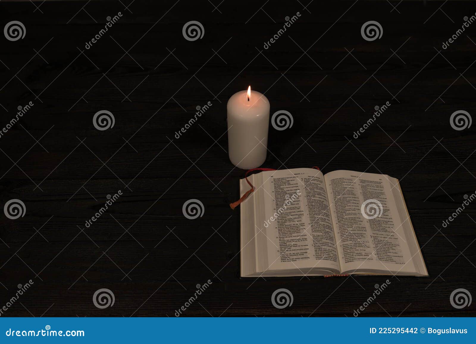 Leyendo Las Escrituras De Noche a La Luz De Una Llama De Velas. Imagen de  archivo - Imagen de mano, estudio: 225295457