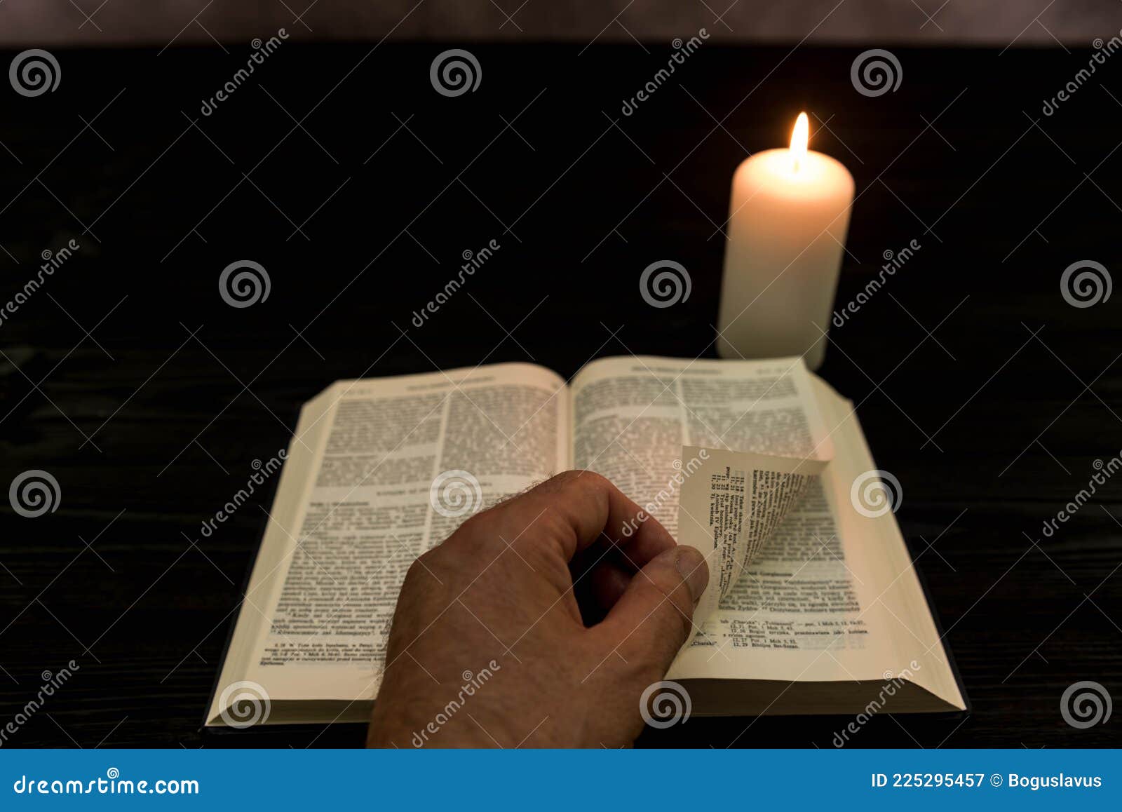 Leyendo Las Escrituras De Noche a La Luz De Una Llama De Velas. Imagen de  archivo - Imagen de mano, estudio: 225295457