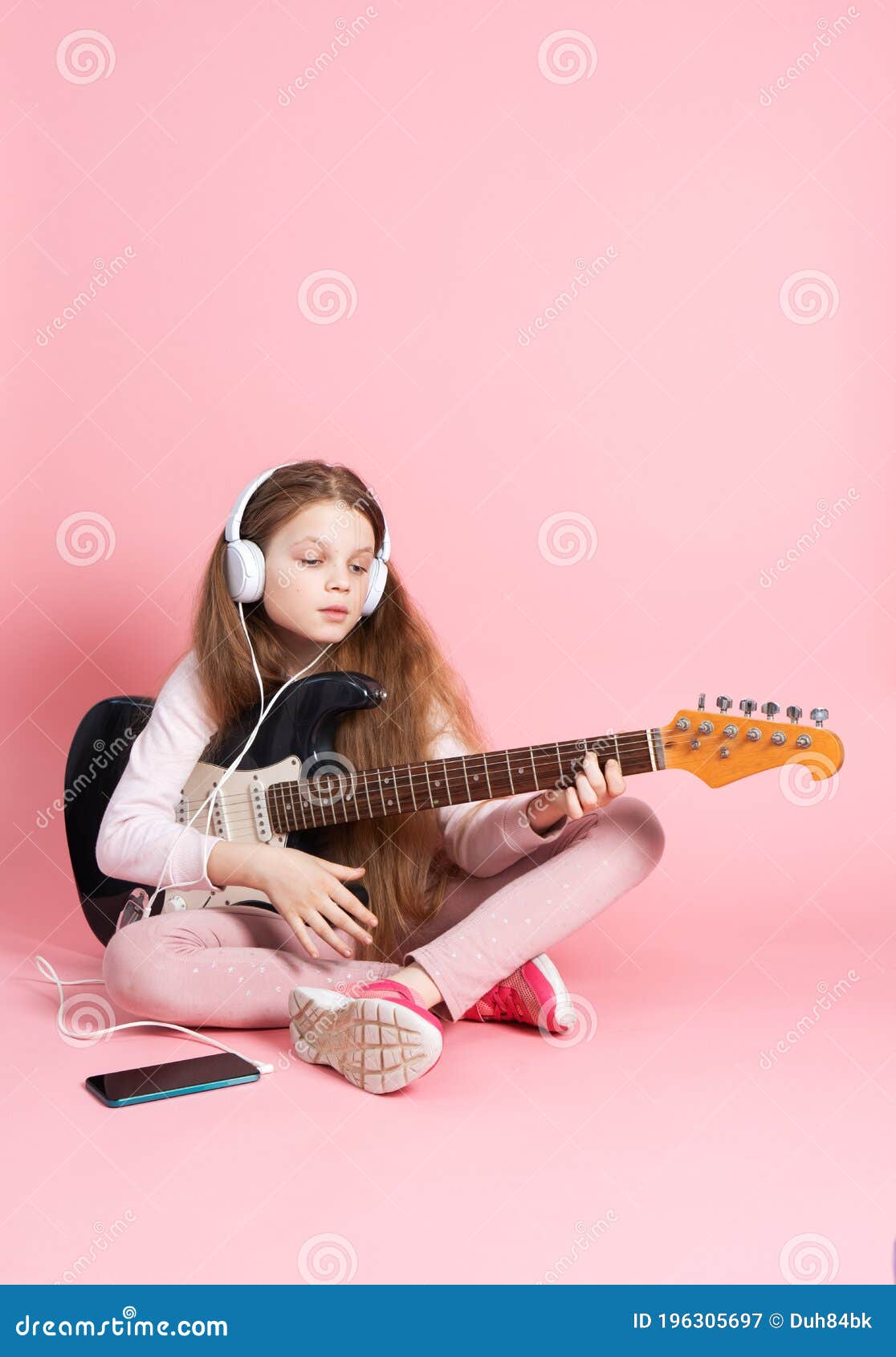 Leçons De Musique Écolière Apprend à Jouer De La Guitare électrique Image Stock Image Du