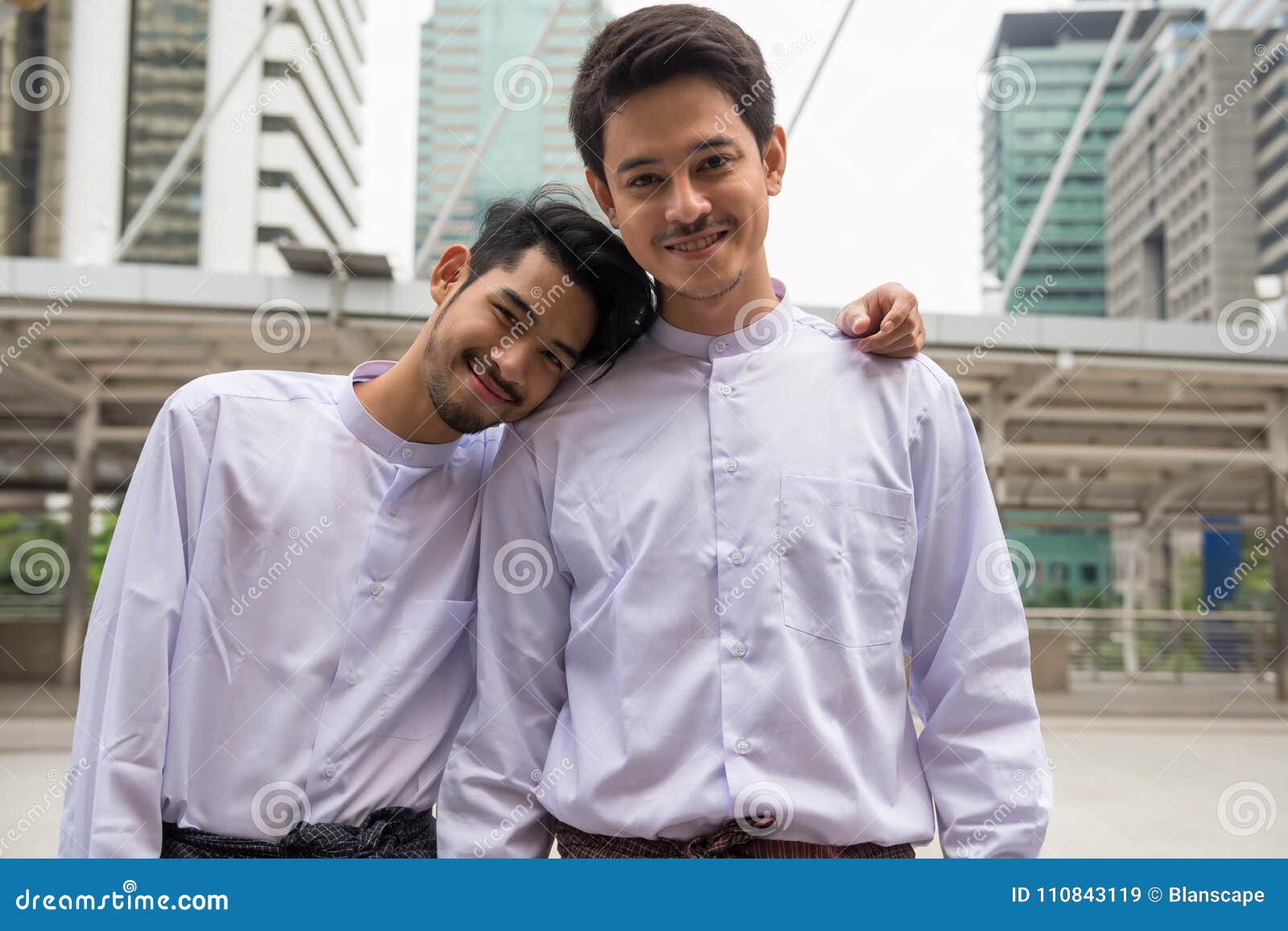 Lgbt快乐夫妇旅行外国库存图片 图片包括有 Lgbt快乐夫妇旅行外国库存图片 图片包括有