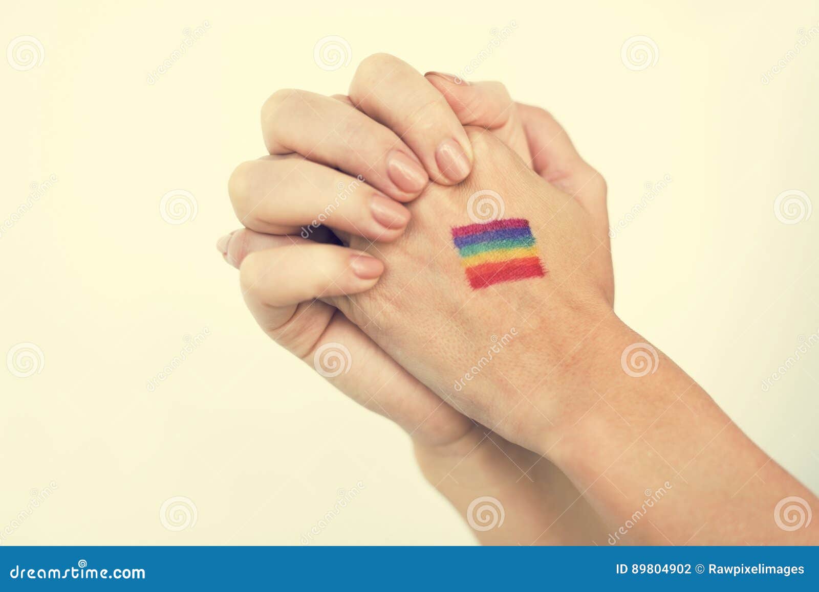 年轻女同性恋的加上在颜色背景的信件LGBT 库存照片. 图片 包括有 取向, 现有量, 同性恋, 颜色 - 151292198