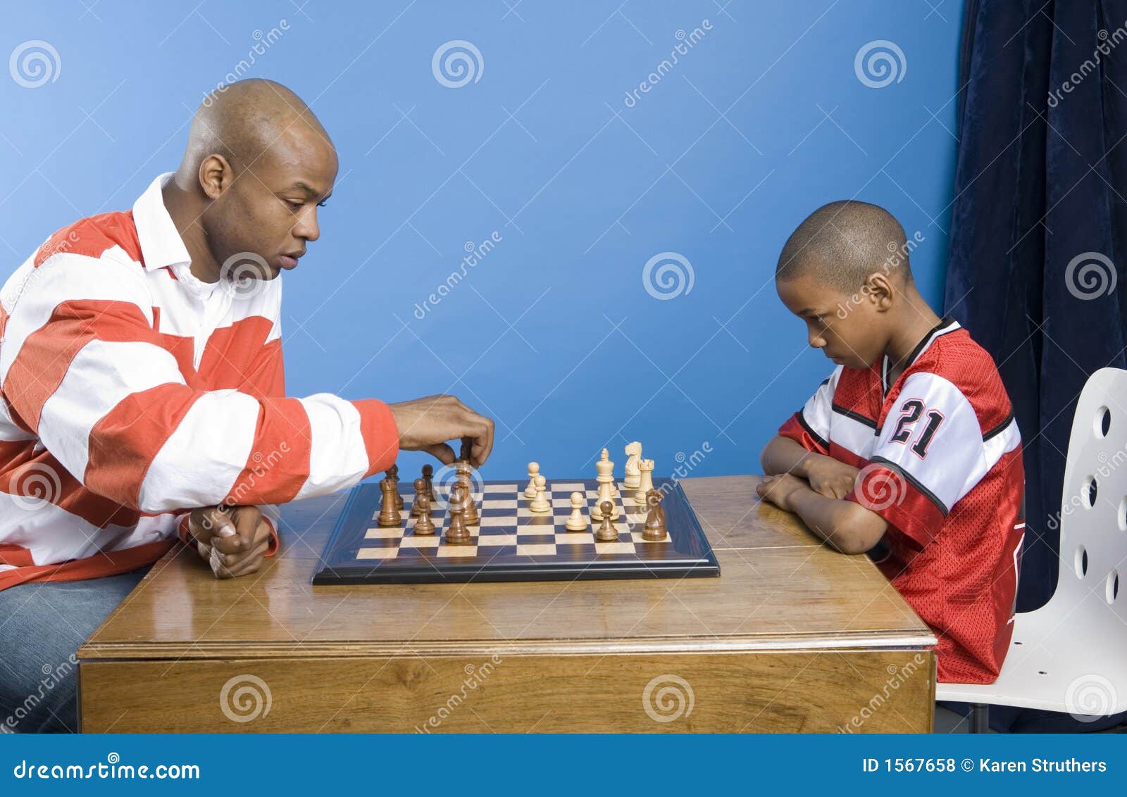 Parte Movente Do Cavaleiro Da Criança Africana Durante O Competiam Da Xadrez,  Análise Da Estratégia Do Jogo Foto de Stock - Imagem de africano, esperto:  126247904