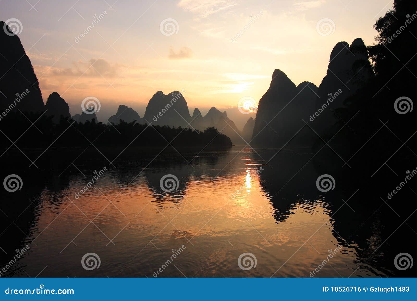 Li van de rivier. Zon die bij rivierLi toeneemt, Yangshuo, Guilin, China