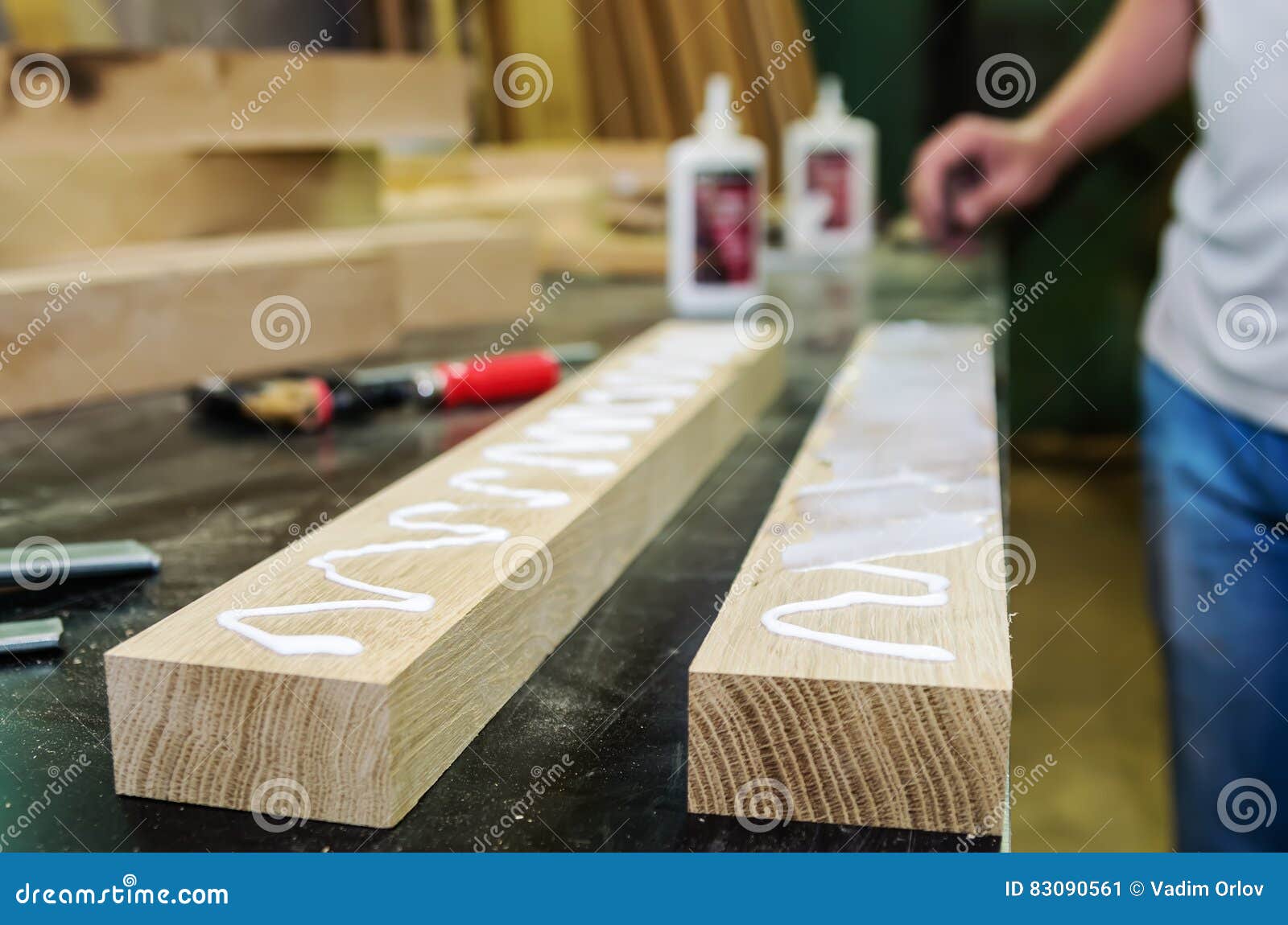 Liaison Des Faisceaux De Bois De Construction Travaux De Menuiserie Image  stock - Image du occupation, menuisier: 83090561