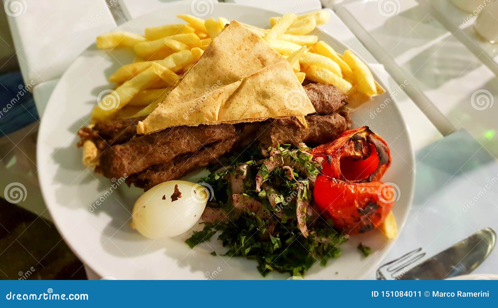 Libanesischer Kebab Mit Zwiebeln, Tomaten, Pommes-Frites Und ...