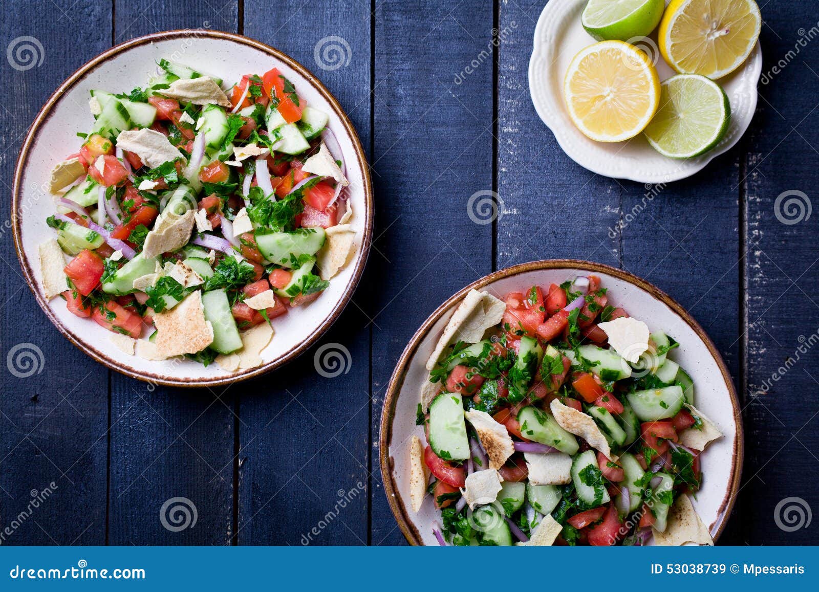 Libanesischer Salat Fattoush Stockbild - Bild von kräuter, vegetarier ...