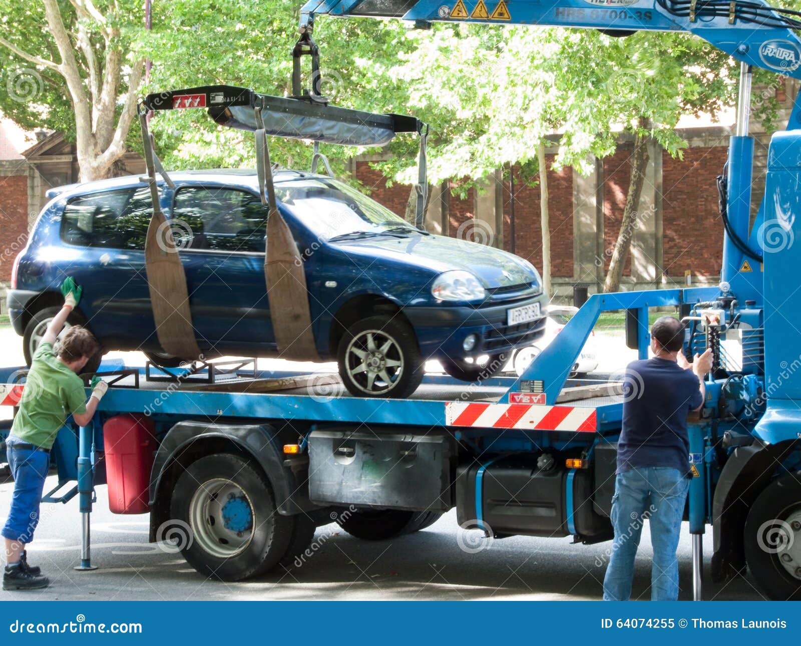 Libra. Camión para el coche confiscado, aparcamiento ilegal en la calle