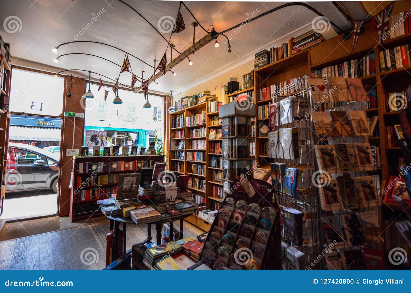 Librería en Notting Hill imagen editorial. Imagen de entrada - 127420800
