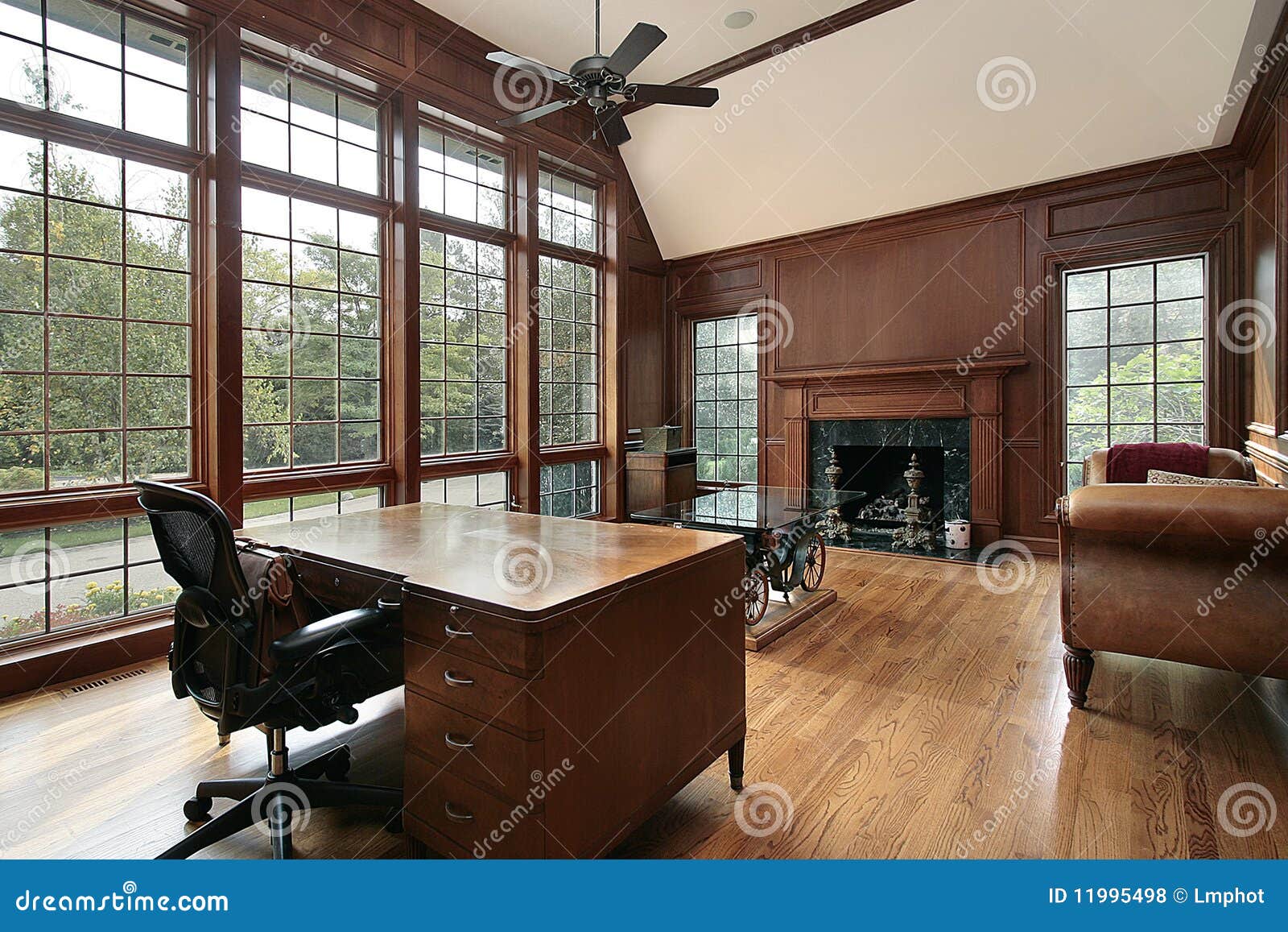 Libreria con le pareti rivestite legno immagine stock libera da ...