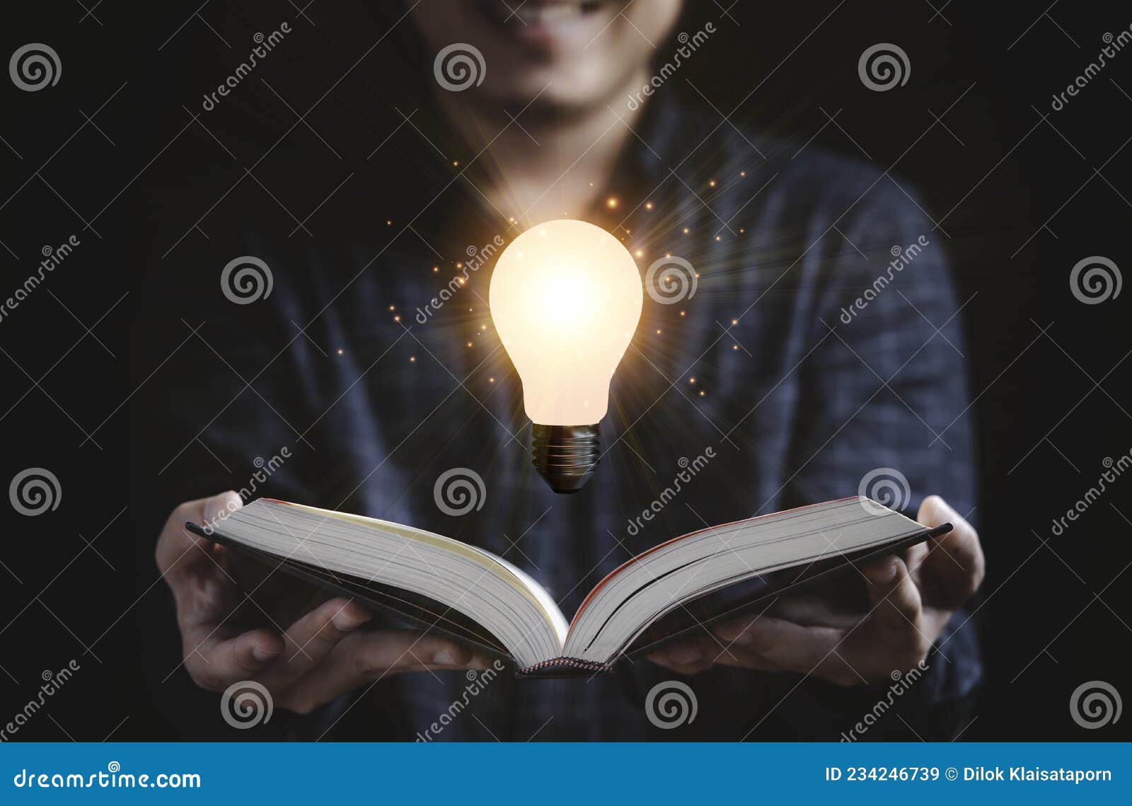 Libro Aperto Di Lettura Con Lampadina a Luce Variabile Per Leggere Le  Conoscenze Didattiche E Il Concetto Creativo Di Idea Immagine Stock -  Immagine di informazione, genio: 234246739