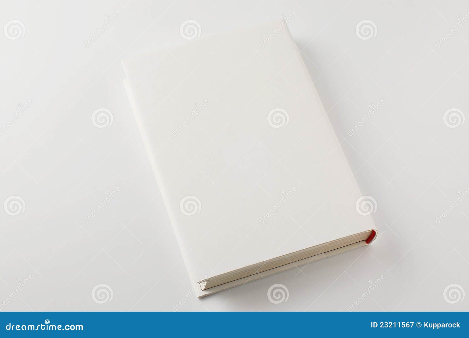Libro blanco cerrado de la cubierta en el fondo blanco. Vida blanca cerrada de la cubierta book.white background.still.