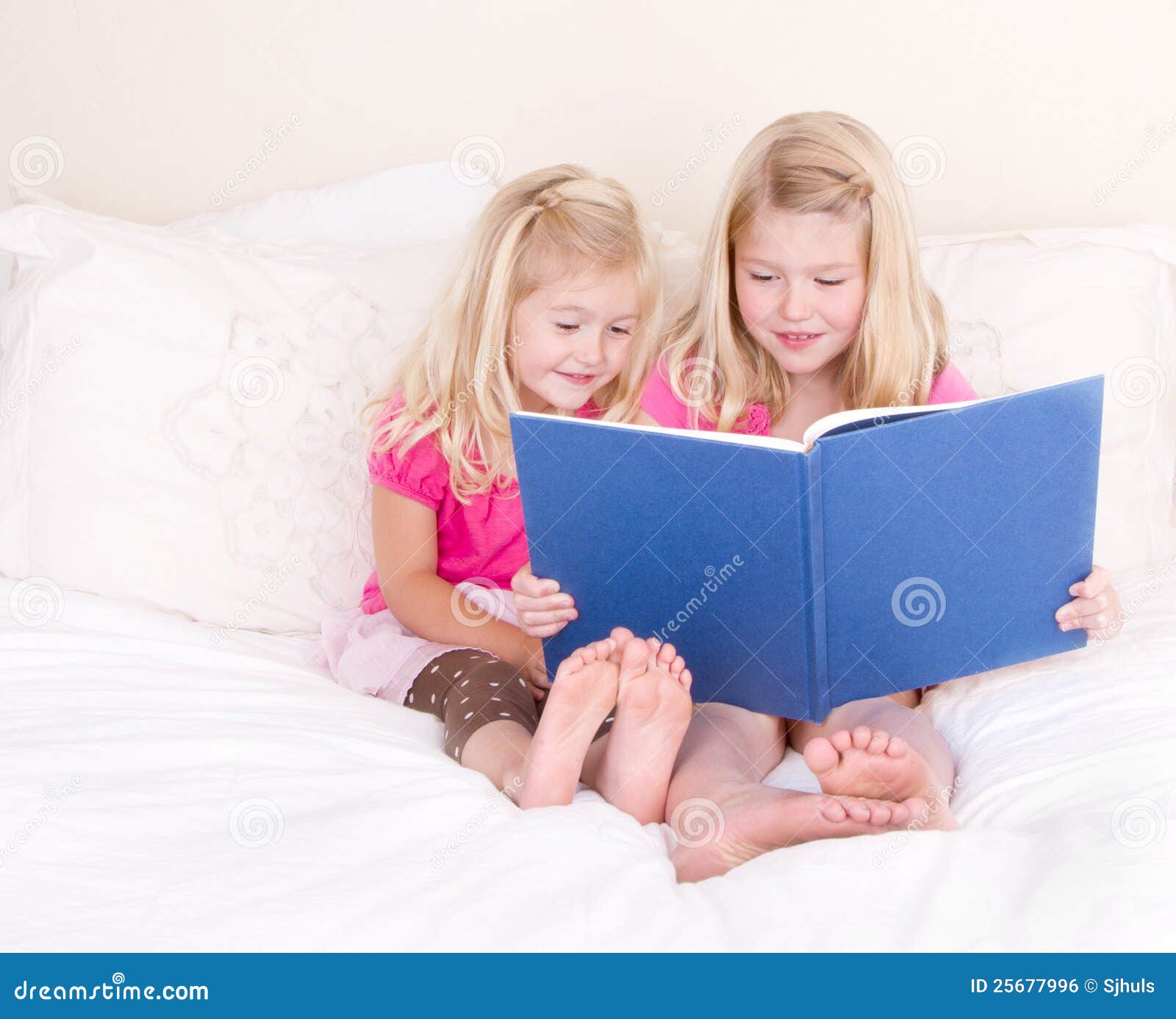 My sister to read books. Про это с сестрой читать. Ребенок с книгой в кровати. Сестренки читают книжку на кровати. Детский онанизм малышей.