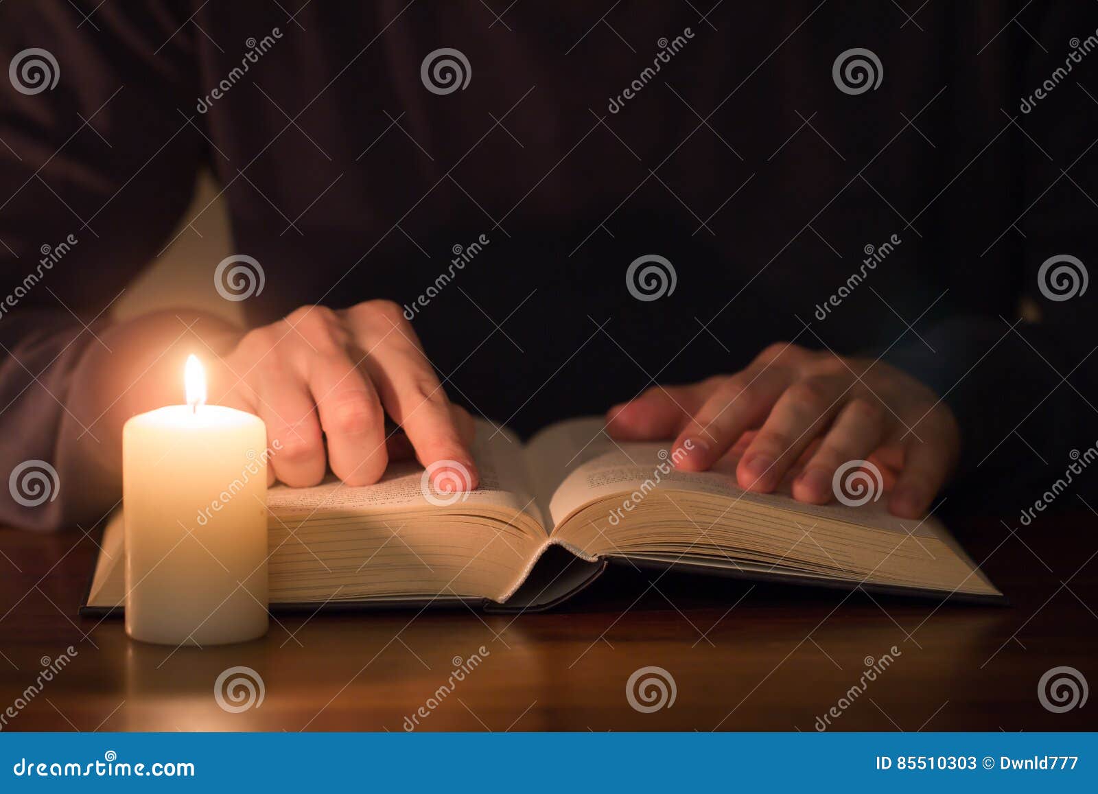 Libro Di Lettura Dell'uomo Con La Luce Della Candela Immagine Stock -  Immagine di allievo, bruciarsi: 85510303