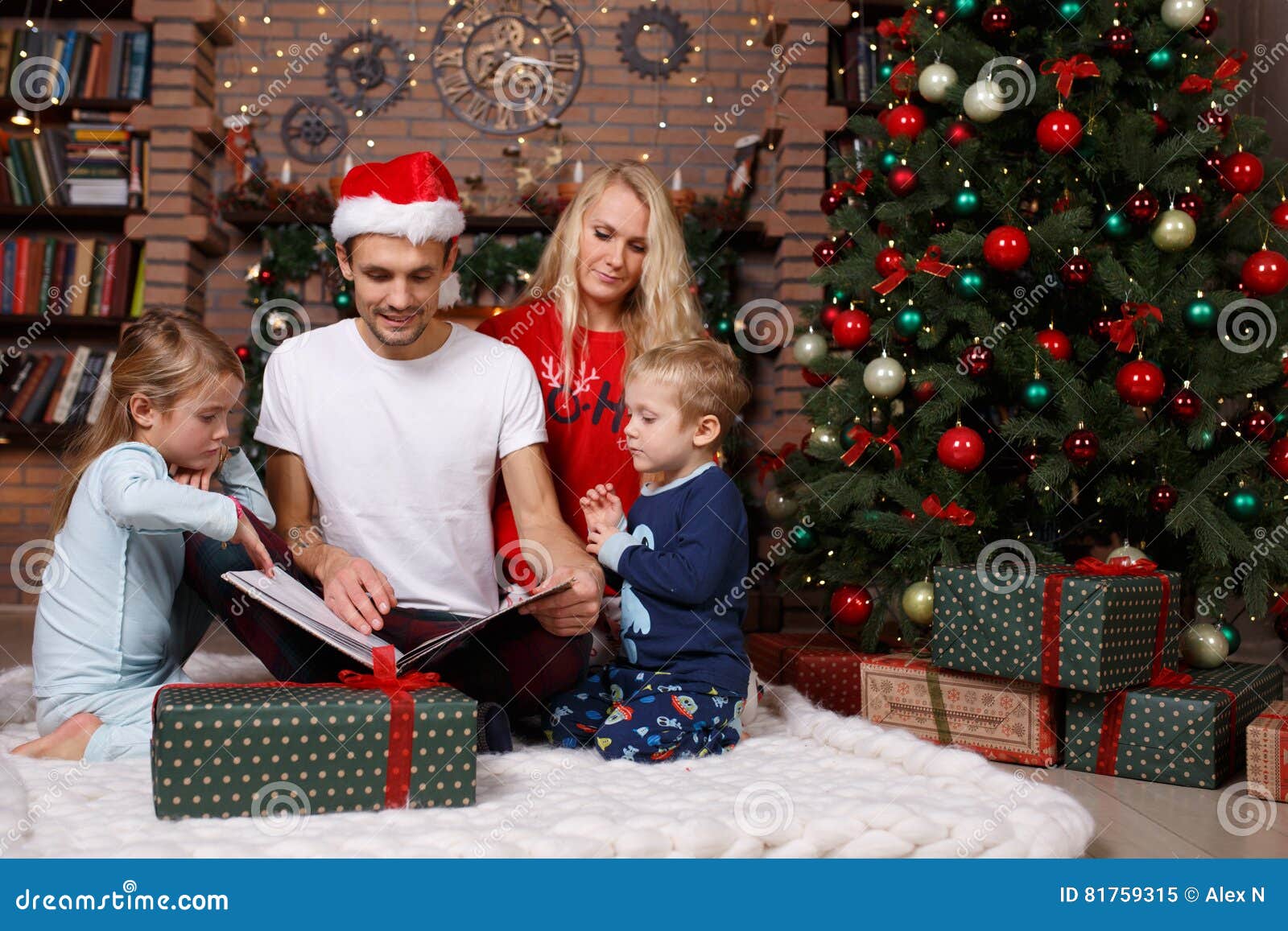 Albero Di Natale Con Foto Di Famiglia.Libro Di Lettura Della Famiglia Sotto L Albero Immagine Stock Immagine Di Natale Maschio 81759315