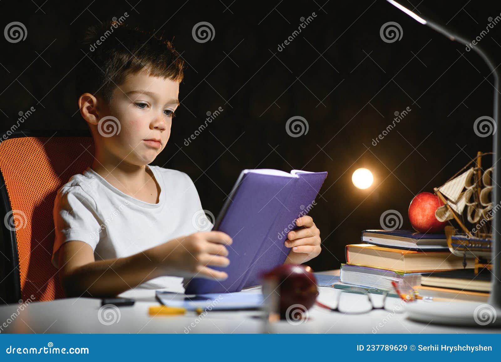 https://thumbs.dreamstime.com/z/libro-di-lettura-per-bambini-felici-tavola-con-lampada-237789629.jpg