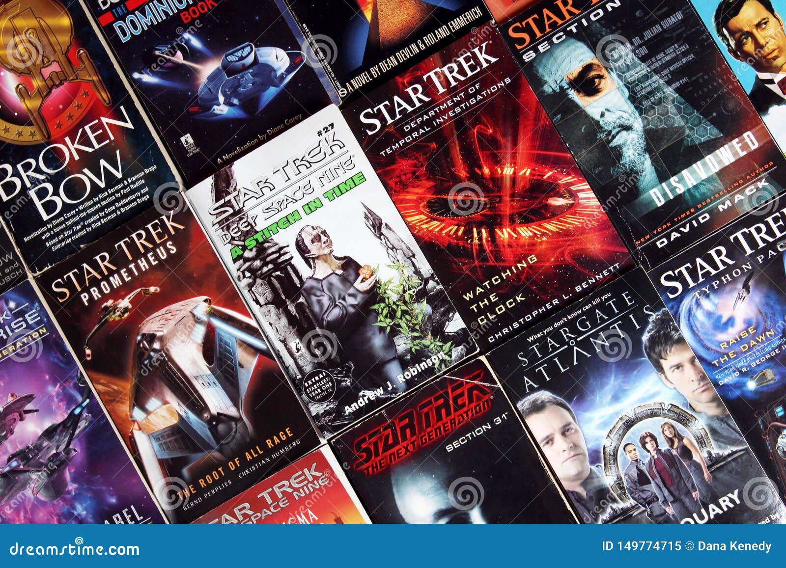 Libros De Bolsillo Amados Bien De Star Trek Y De Stargate Imagen editorial  - Imagen de empresa, serie: 149774715