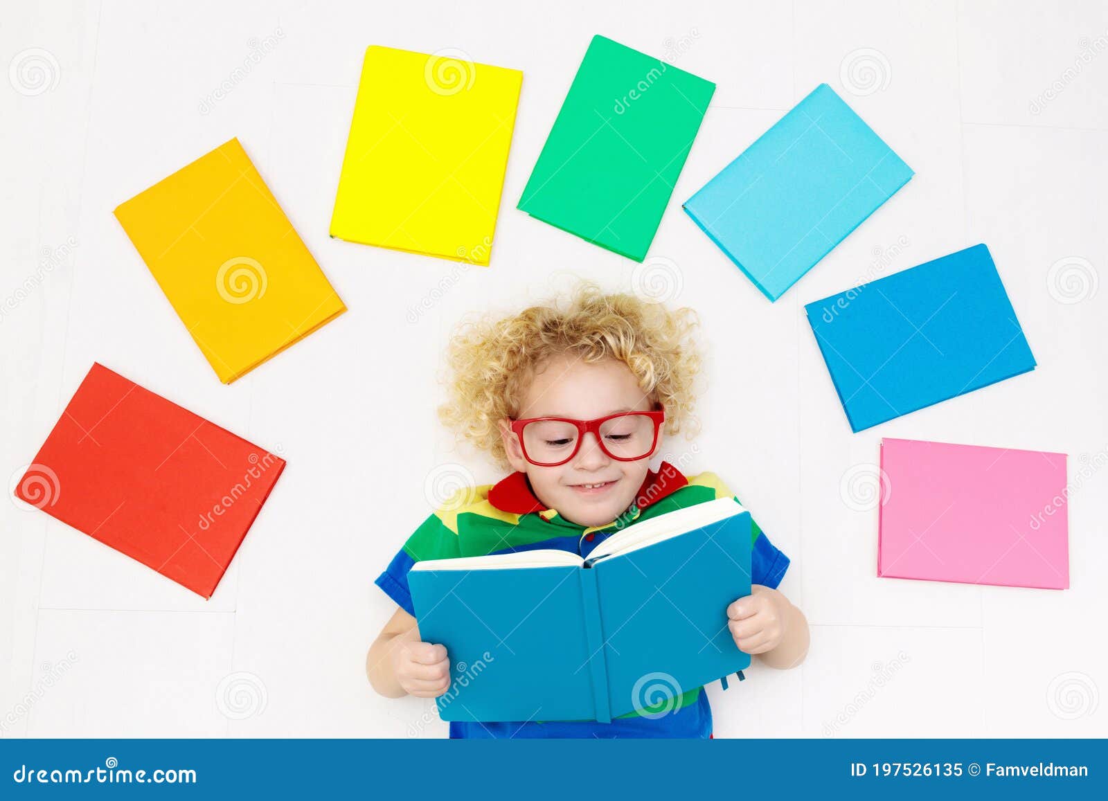 Libros De Lectura Para Niños Escuela Para Niños Imagen de archivo - Imagen  de divertido, casero: 197526135