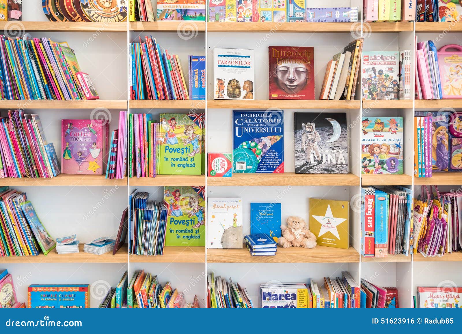 Libros De Niños Para La Venta En Estante De La Biblioteca Foto editorial -  Imagen de prensa, biblioteca: 51623916