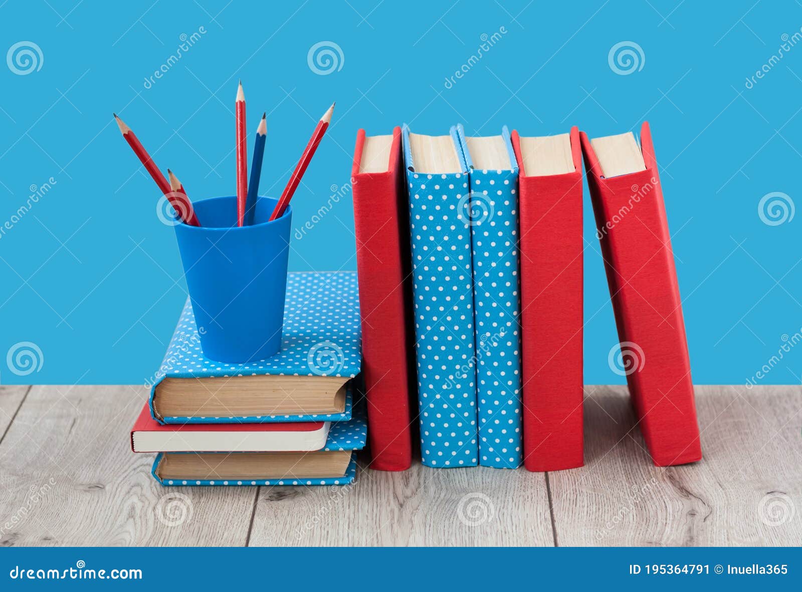 Libros De Texto Con Coloridas Portadas Sobre Fondo Azul. Volver a La  Escuela a Distancia Educación En Casa, Cuarentena Concepto De Imagen de  archivo - Imagen de equipo, pizarra: 195364791