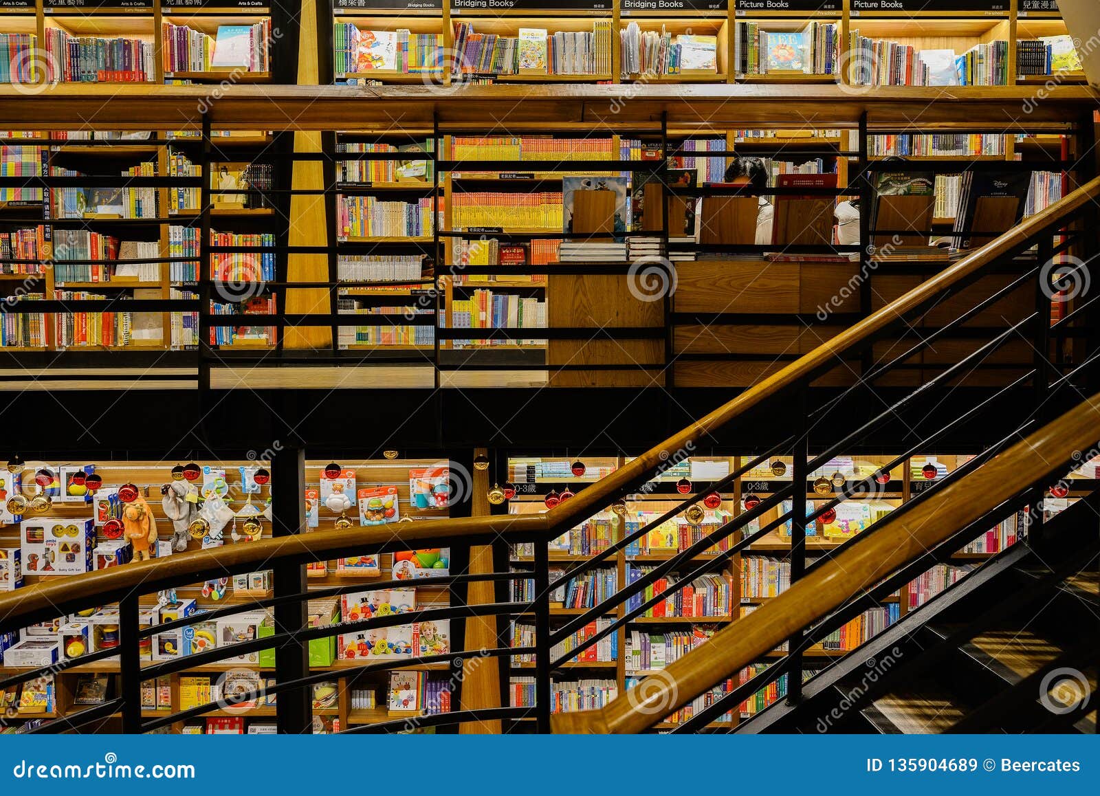 Libros Y Juguetes Cerca De La Escalera En Librería Imagen de archivo editorial - Imagen de china, estante: 135904689