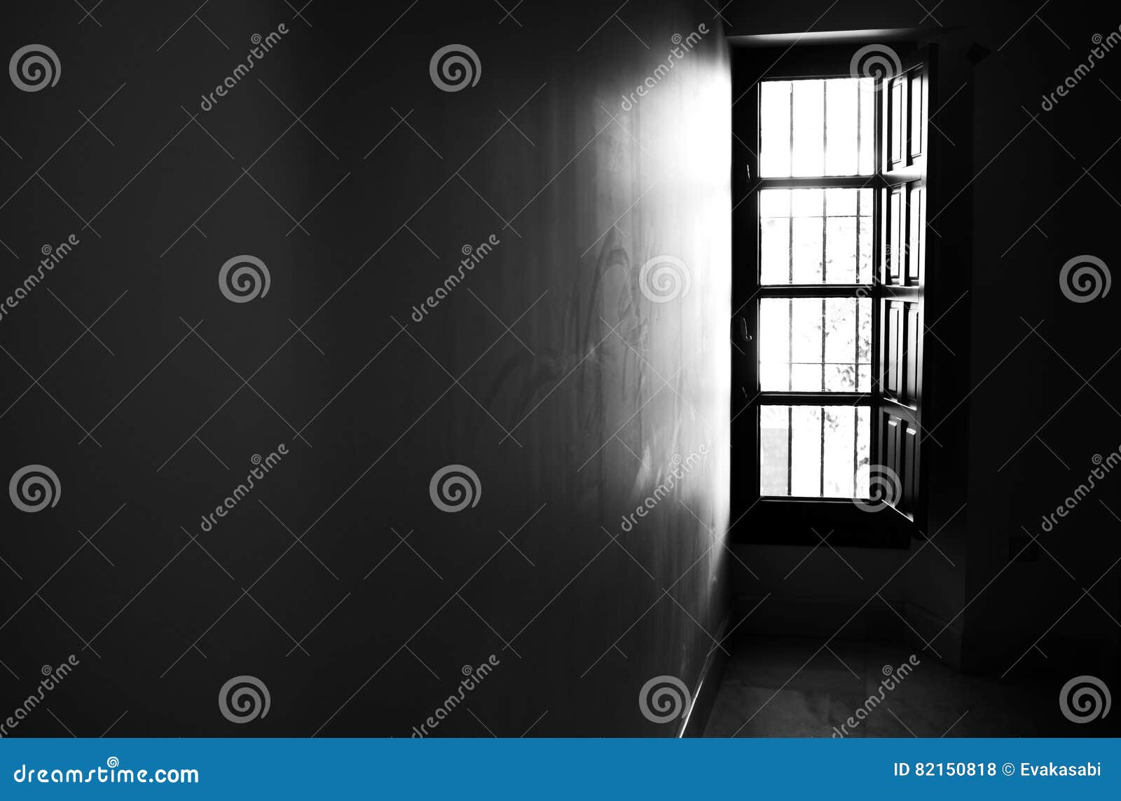 Licht durch Fenster b/w stockfoto. Bild von durch, fenster
