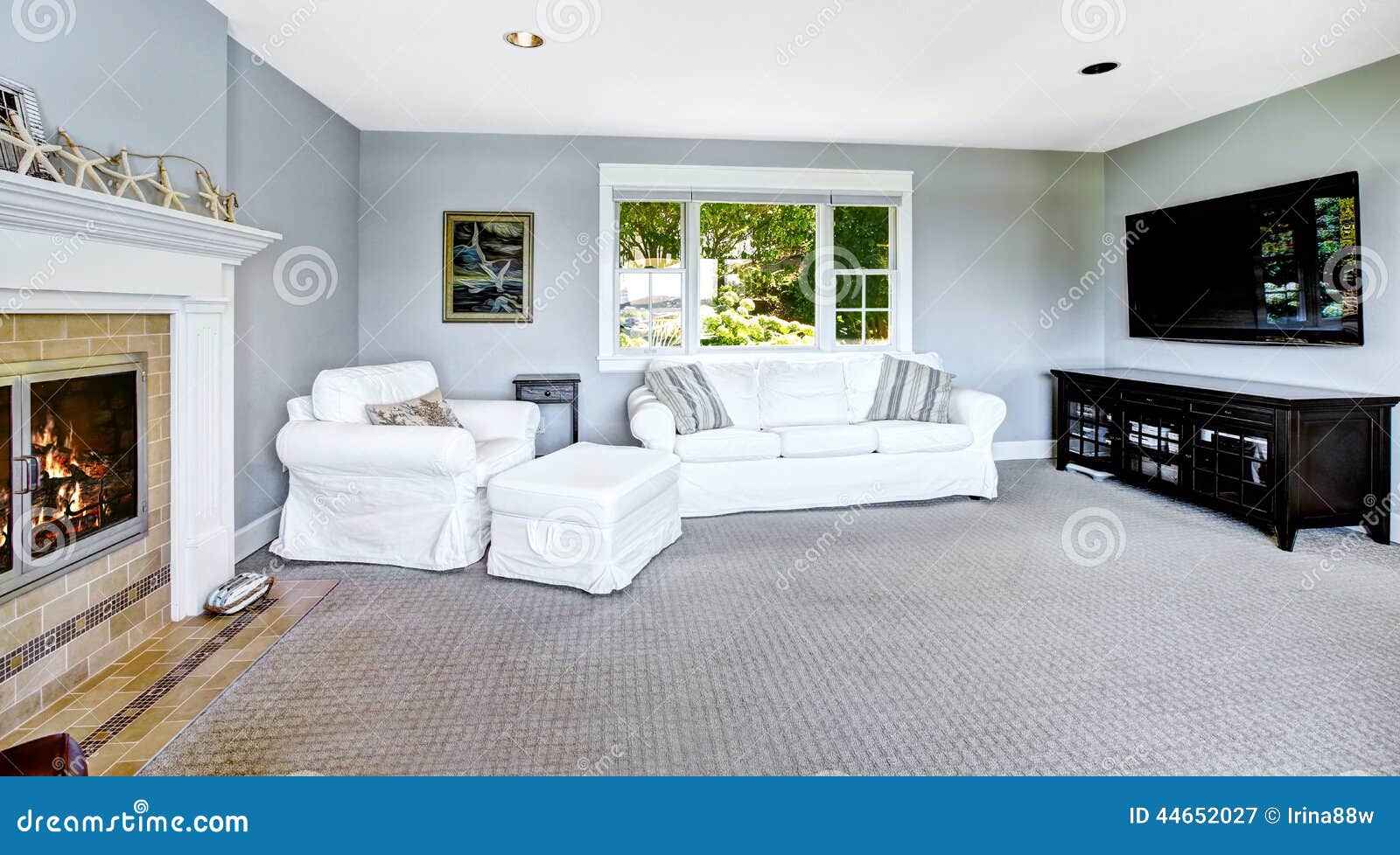 Lichtblauwe woonkamer met witte bank en open haard stock foto ... Woonkamer in wit design