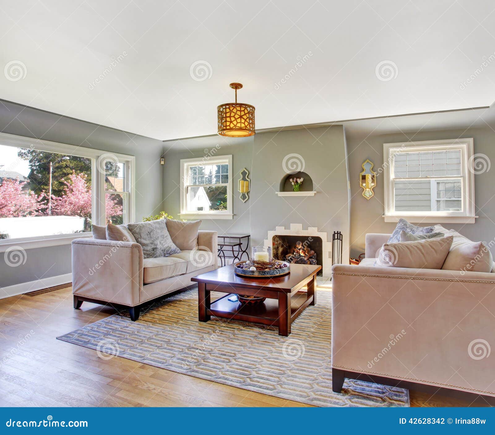 Witte woonkamer met grijze banken stock foto afbeelding: 47303181