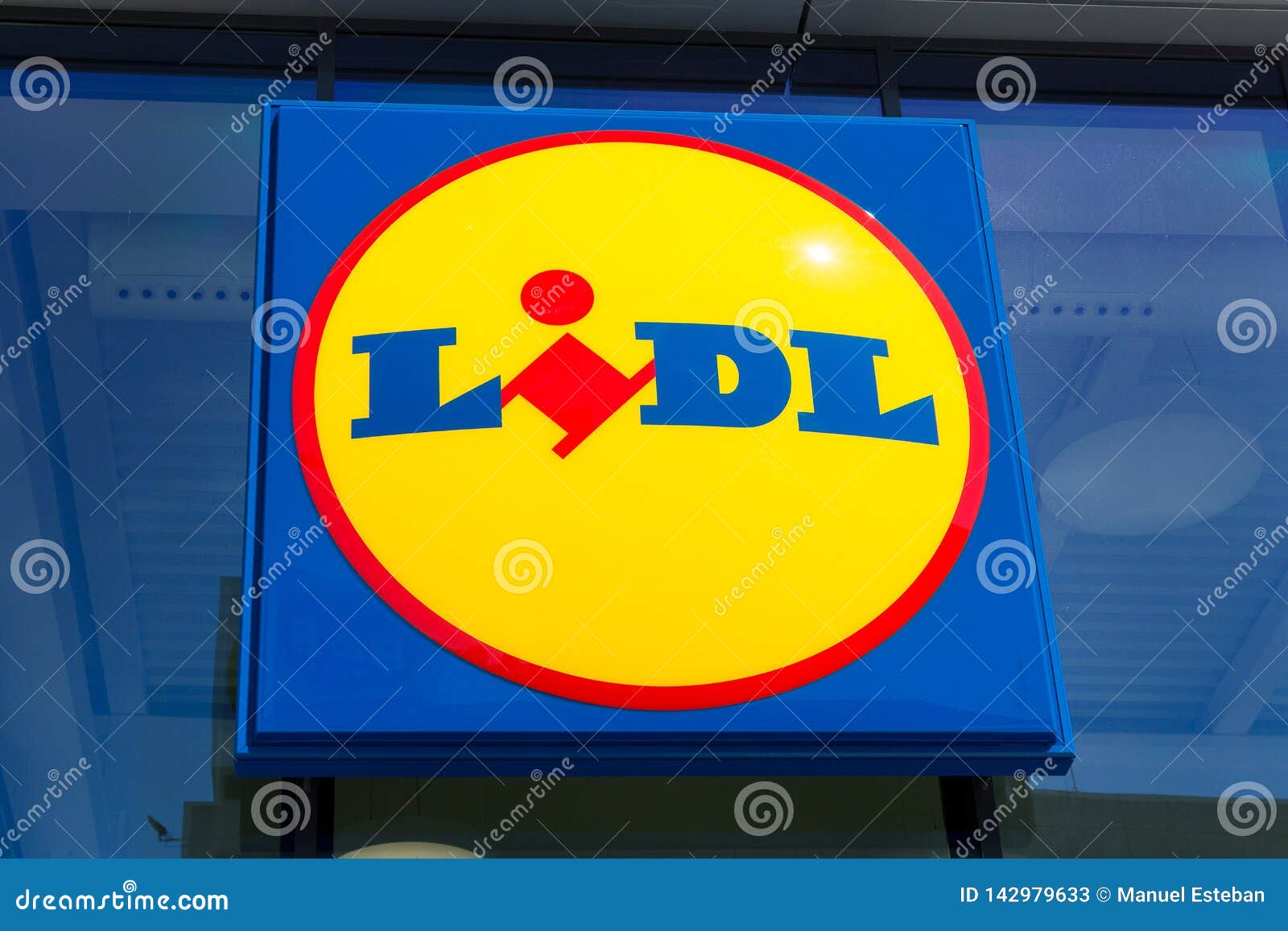 Lidl-Logo Auf Lidl-Supermarkt Redaktionelles Stockfoto - Bild von