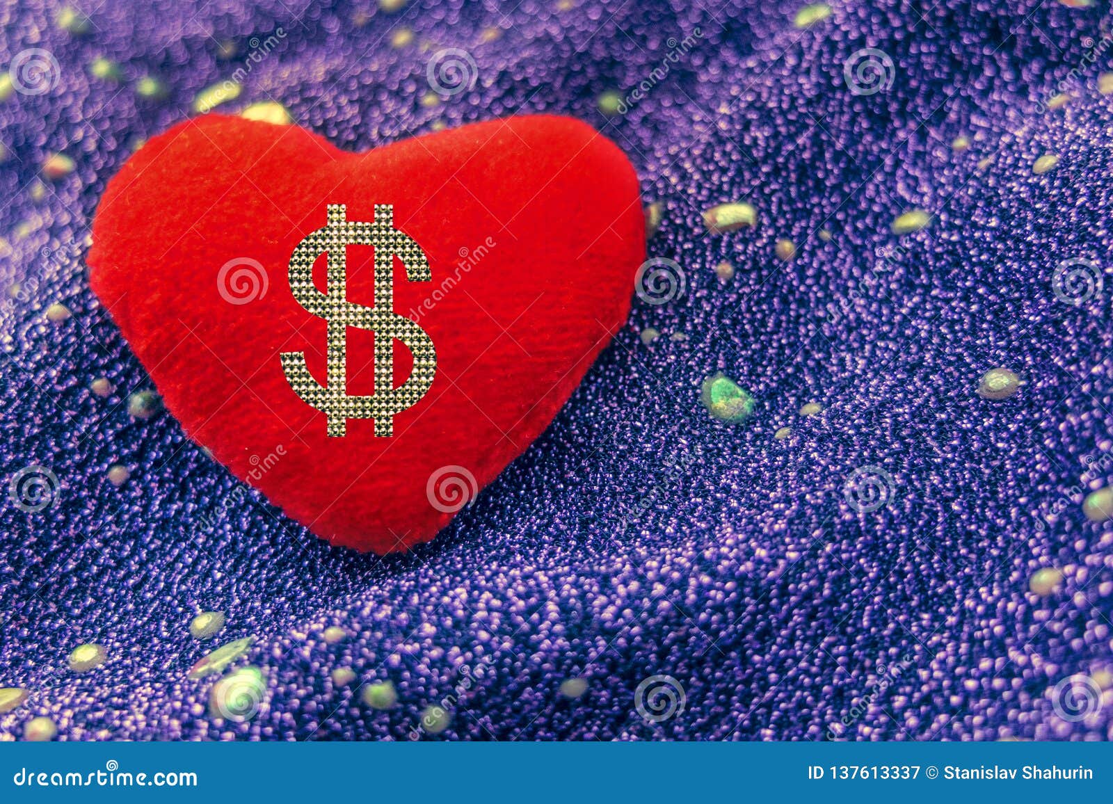 Liebe oder Geld Zeichendollar auf rotem Herzen. Zeichendollar auf rotem Herzen auf Neon-backgrond Liebe oder Geld