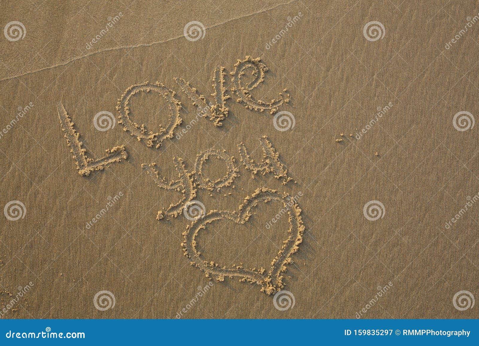 Liebe Sie Geschrieben Im Sand Und Ein Herz Gezeichnet Im Sand Stockbild Bild Von Gezeichnet Liebe