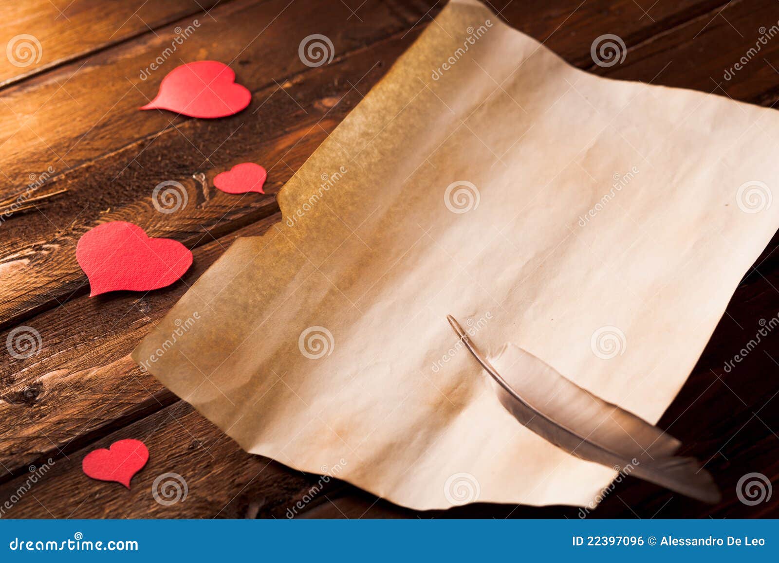 Unbelegter Liebesbrief auf Holz mit Inneren und Feder