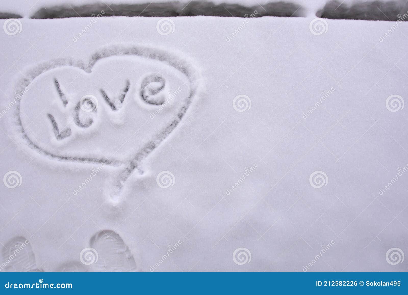 Ich liebe geschrieben in Schnee am Auto nachts - ein lizenzfreies