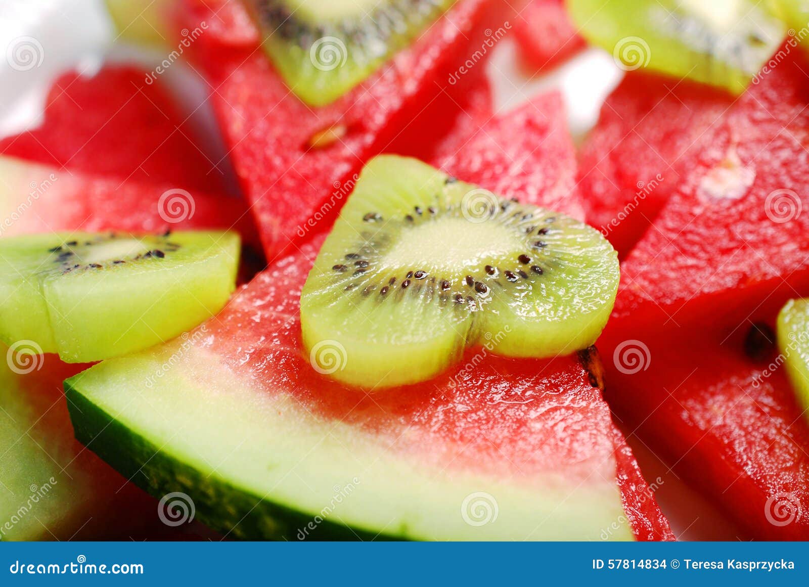 Liebeskiwi und -wassermelone. Obstsalat mit Herzen formte Kiwi und Wassermelone auf Platte