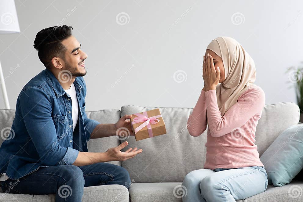 Liebevoller Mann Aus Dem Nahen Osten, Der Seiner Frau Etwas Schenkt Stockbild Bild von gefühle
